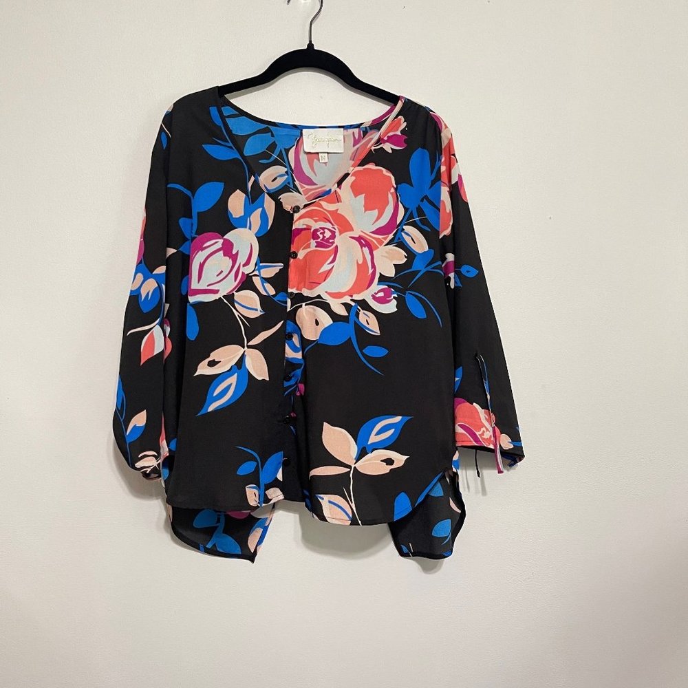 Yumi Kim Black Floral Print 3/4 Sleeve Asymmetric Split Back V-Neck Blouse Top M